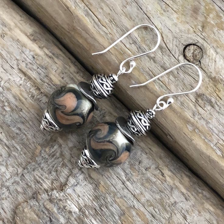 Boucles d’oreilles de fantaisie élégantes avec perles marbrées, idée cadeau bijoux à Tournai.