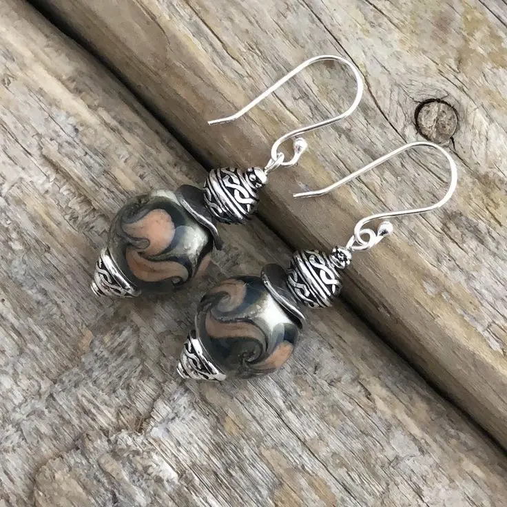 Boucles d’oreilles de fantaisie élégantes avec perles marbrées, idée cadeau bijoux à Tournai.